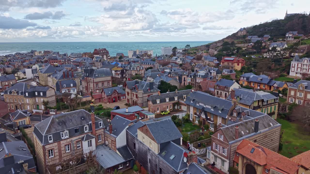 Kinematograficzny lotniczy widok z drona na nadmorskie miasteczko Etretat i jego tradycyjną architekturę, Francja