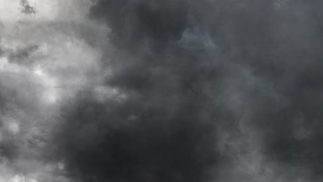 Blick-Auf-Gewitter-Mit-Blitz-Im-Dunklen-Himmel