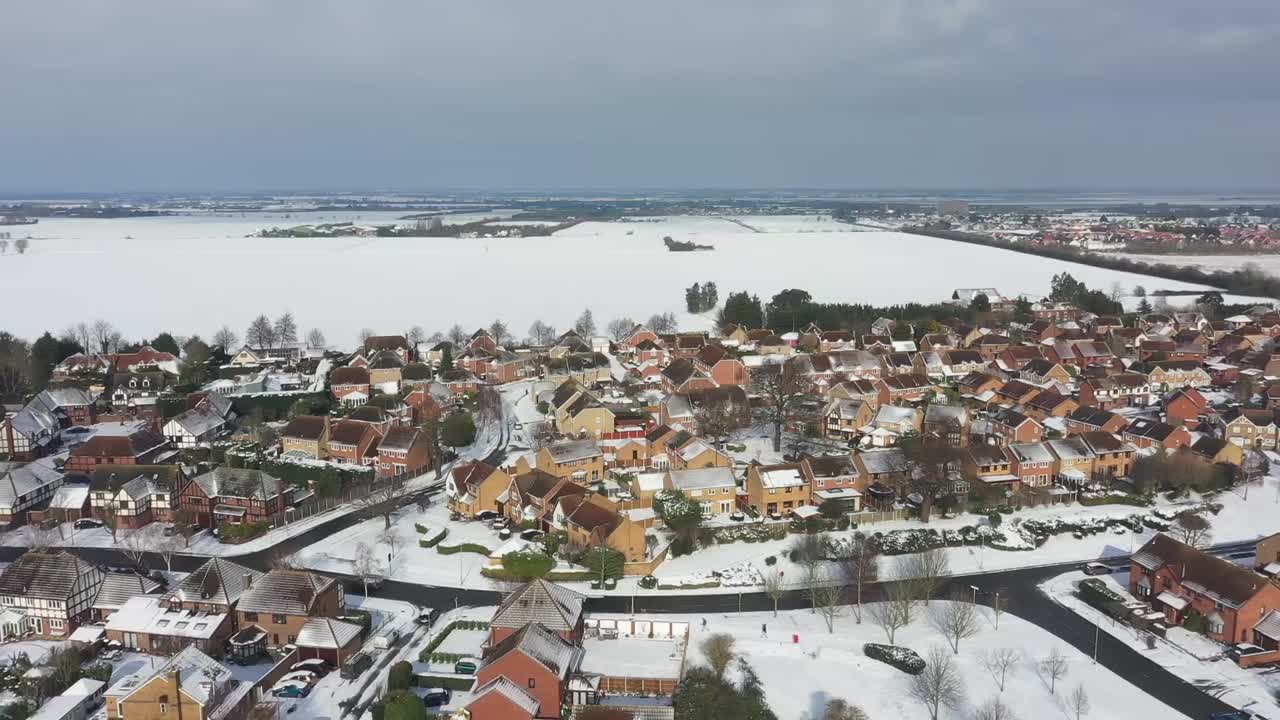 눈 덮힌 주거 지역 위의 공중 피벗