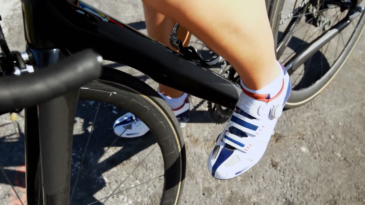 ciclista femminile in bicicletta su una strada di campagna 4k