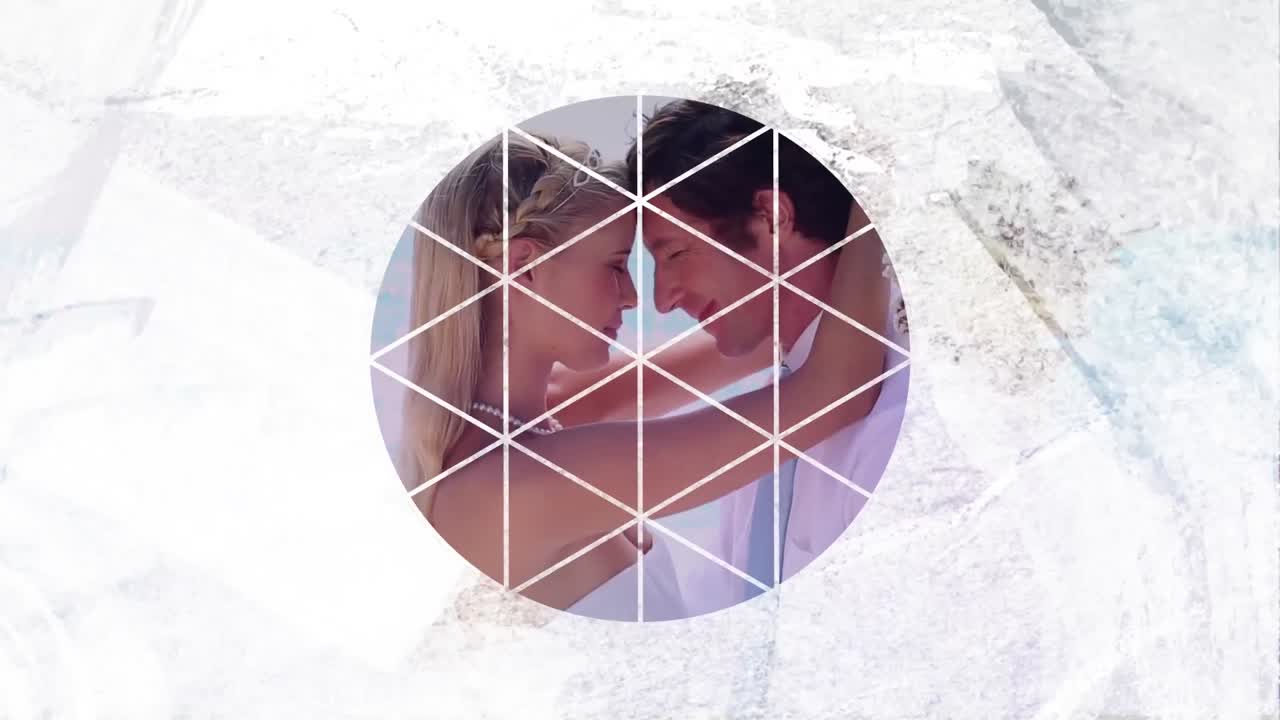 parados en la playa a través de una pareja blanca en forma de círculo en primer plano