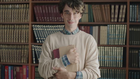 estudiante en una biblioteca