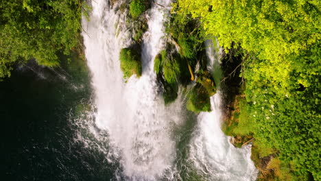 Blick-Von-Oben-Auf-Den-Majestätischen-Wasserfall-Mit-üppigen-Grünen-Bäumen-Im-Nationalpark-Plitvicer-Seen,-Kroatien