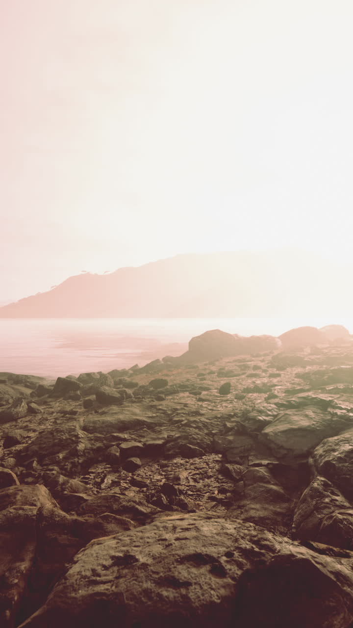 amanecer pacífico sobre la playa rocosa