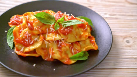 Ravioli-Mit-Tomatensauce-Und-Basilikum