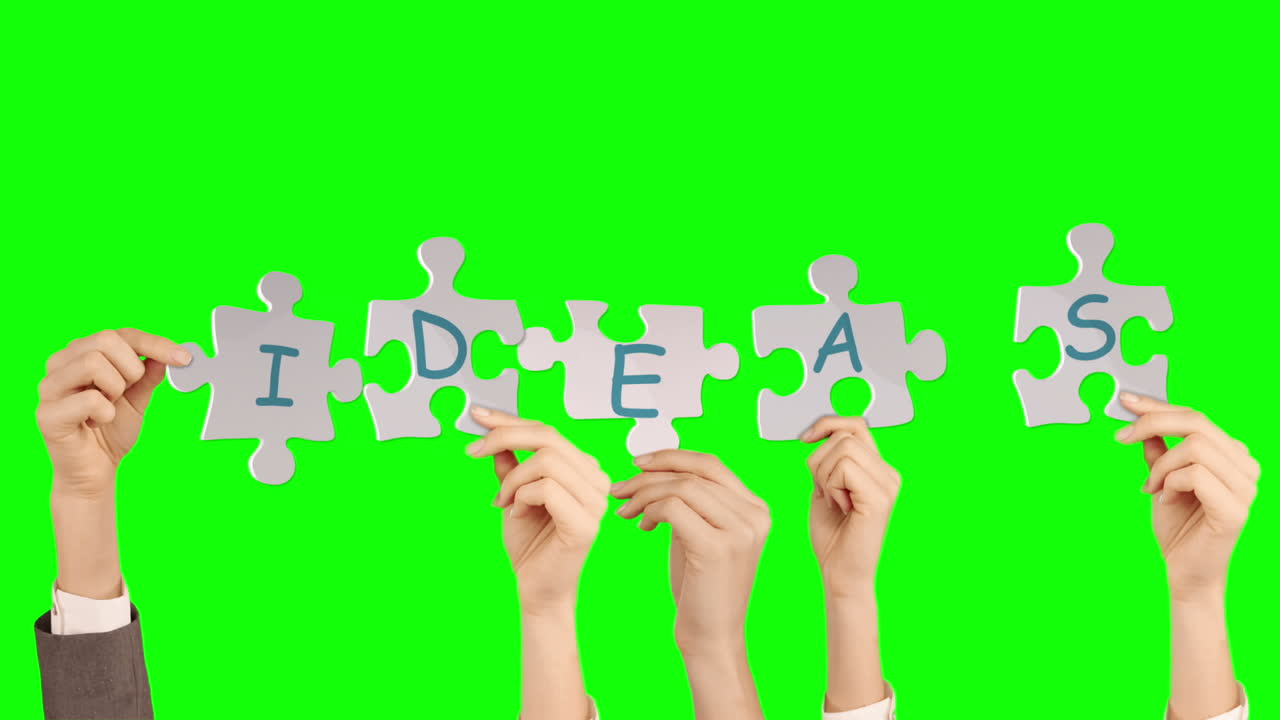 manos sosteniendo piezas de rompecabezas