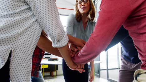 grupo de personas de negocios que forman una pila de mano