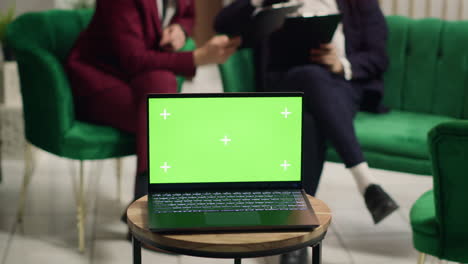 Greenscreen-display-on-laptop