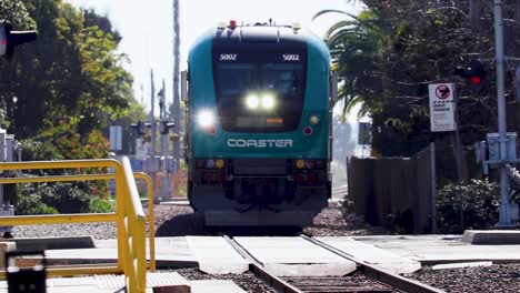 el tren de montaña entra en la estación de tren de carlsbad.
