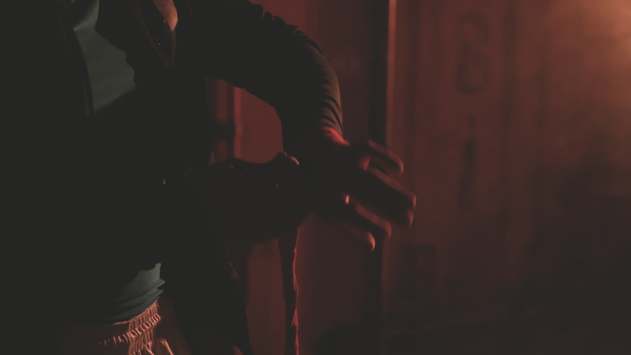 hombre atlético irreconocible se pone las vendas de boxeo en las manos