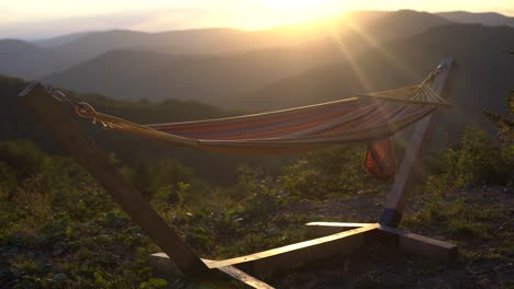 hängematte mit wunderschönem naturblick auf die berge. hängematte entspannend