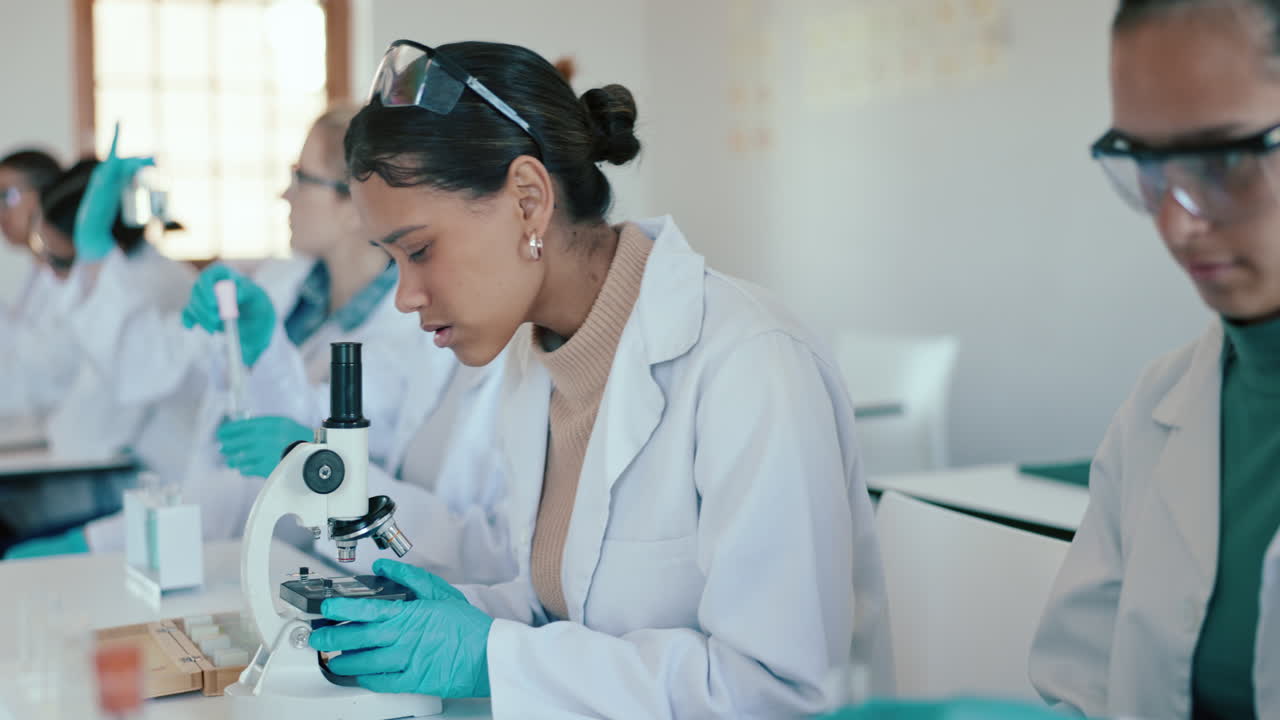Aula, scienza e studenti in laboratorio