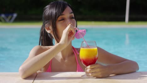 Happy-smiling-young-woman-with-a-fruity-cocktail