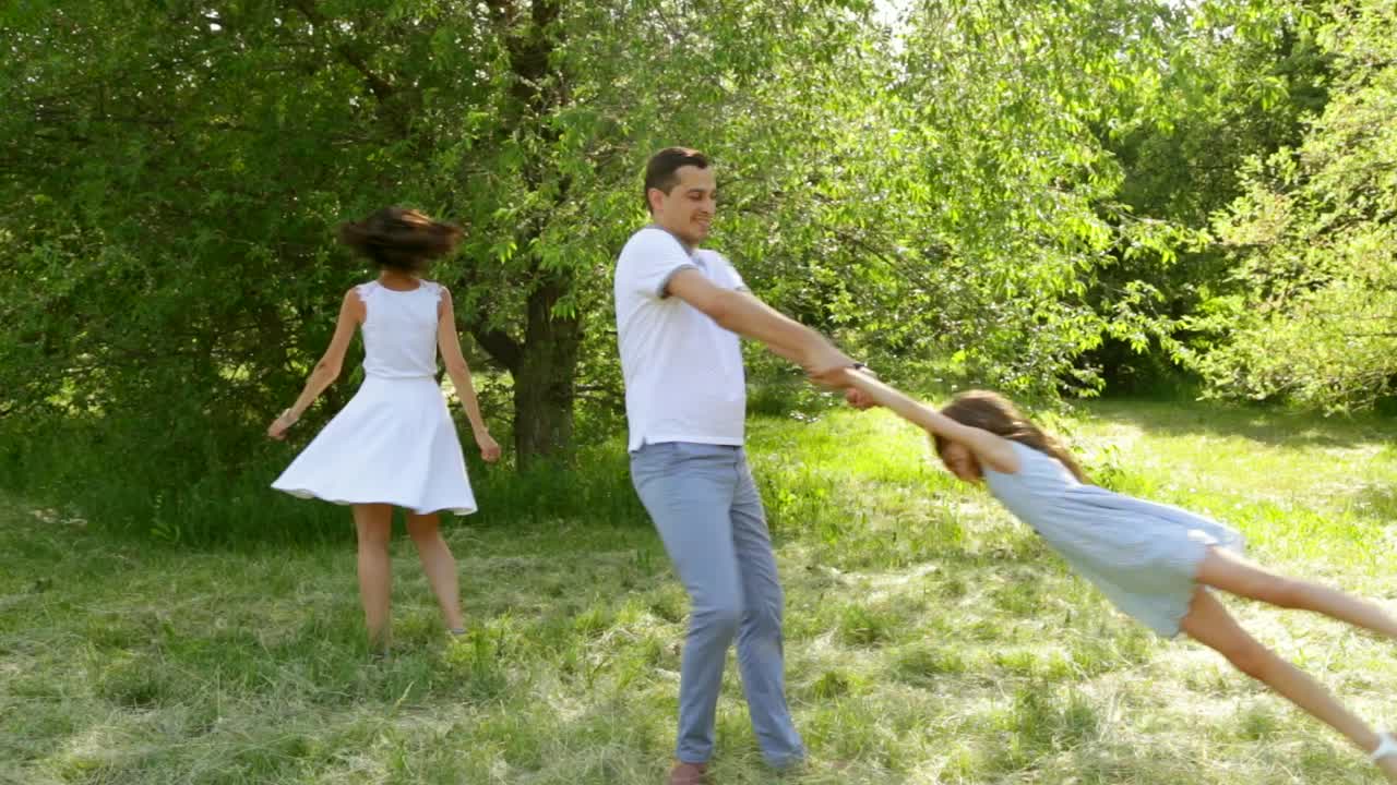 familia disfrutando de un día en el parque