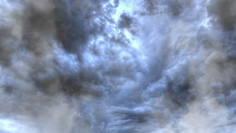 las nubes en cámara lenta se están acercando en el cielo