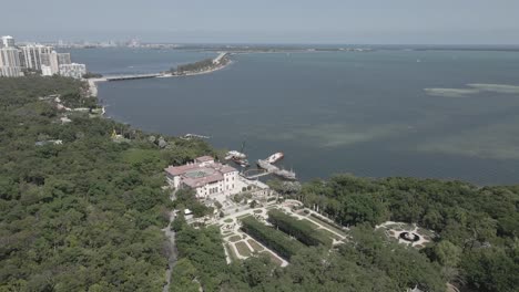 paso elevado de los jardines del museo vizcaya y el puente william powell, miami