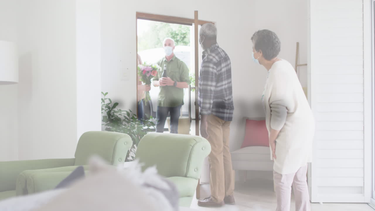 코로나바이러스 콘셉트 문자 아프리카계 미국인 커플이 집에서 백인 커플을 환영합니다.