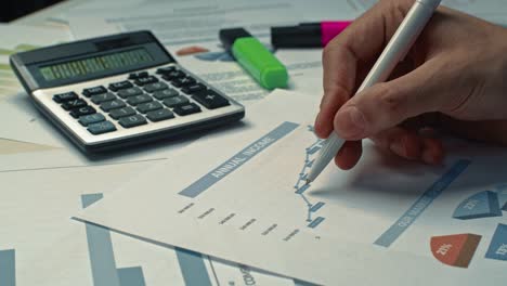 empresario que trabaja en finanzas en la oficina de su hogar. contable está usando calculadora y comprobando cifras. empresario está analizando un presupuesto mensual.
