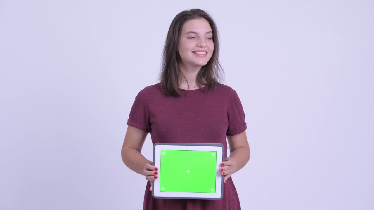 Glad ung smuk gravid kvinde med digital tablet