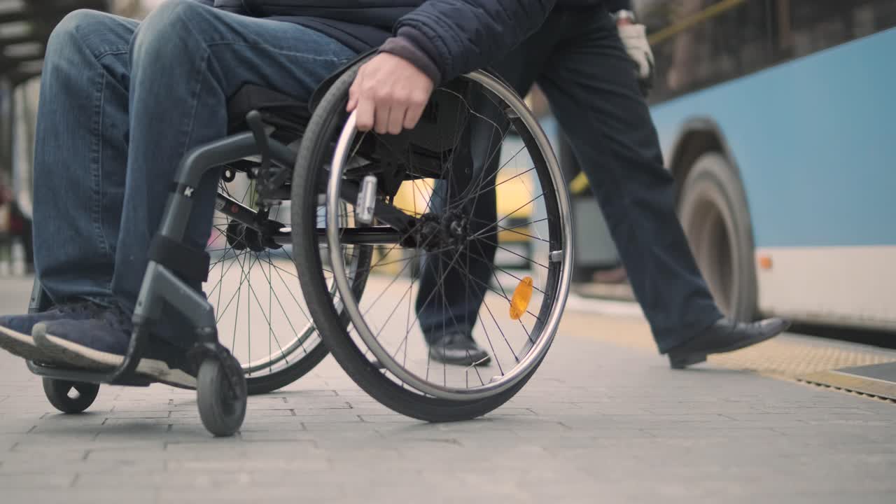 persona con discapacidad física sale del transporte público con una rampa accesible