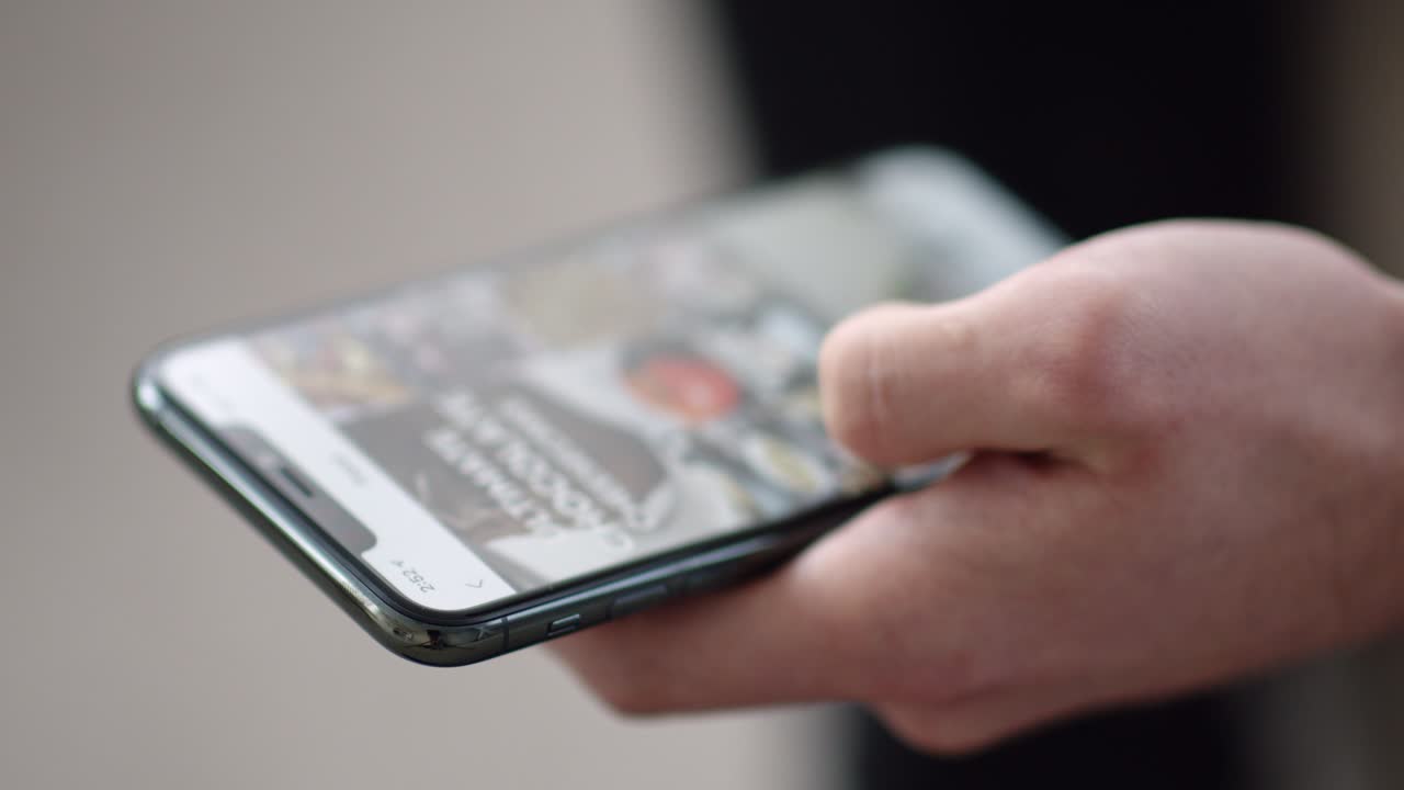 persona que utiliza un teléfono inteligente