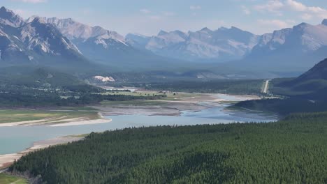 Drohnenvideo,-Wie-Er-Ansteigt-Und-Den-Blick-Auf-Den-North-Saskatchewan-River-Freigibt,-Der-In-Den-Abraham-Lake-In-Den-Rocky-Mountains-Von-Alberta,-Kanada,-Fließt