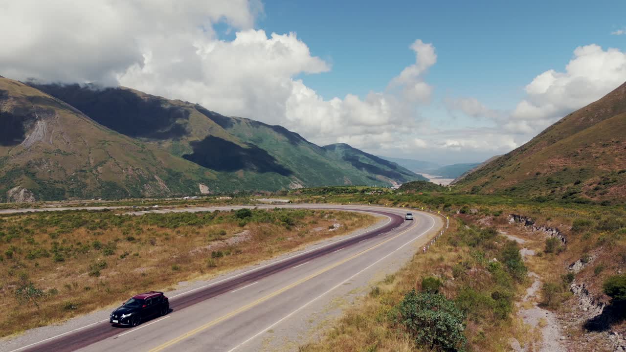 Camioneta conduciendo por una carretera de montaña panorámica