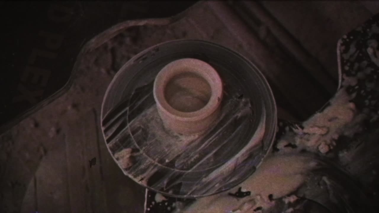 도자기는 진으로 잔을 만든다. 빈티지 효과. 한 남자가 도자기의 바에 잔을 만니다.