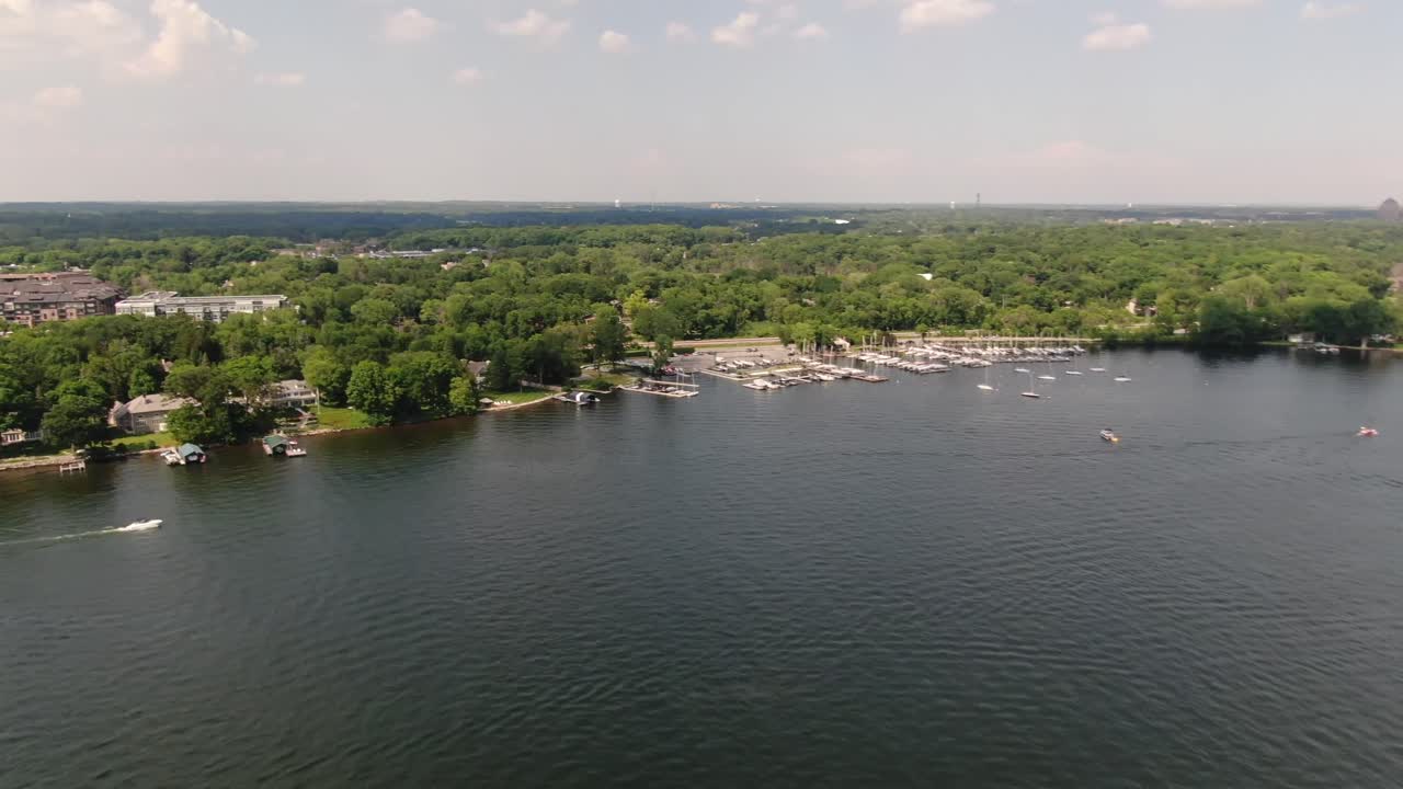 Vista aerea di un porto in un lago, drone 4K