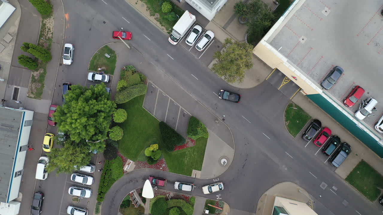 вид с воздуха на город мишкольц в лучах восходящего солнца