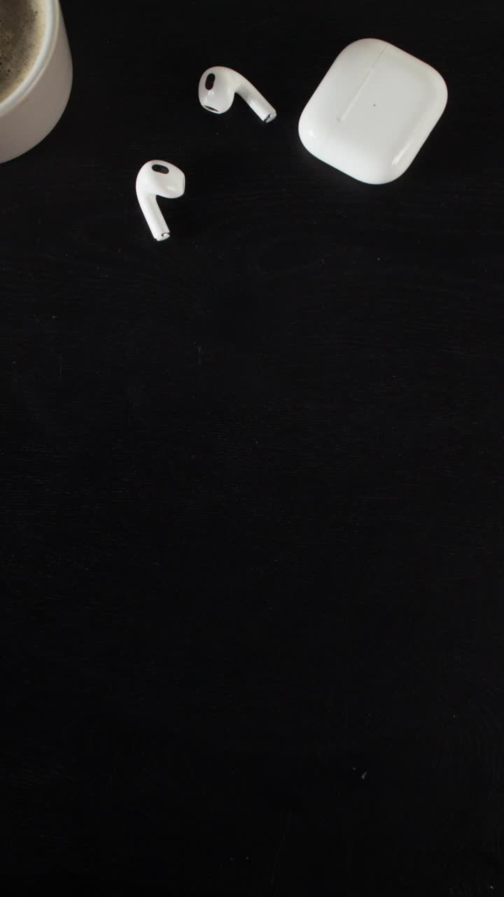 2025 Calendar with Wireless Headphones