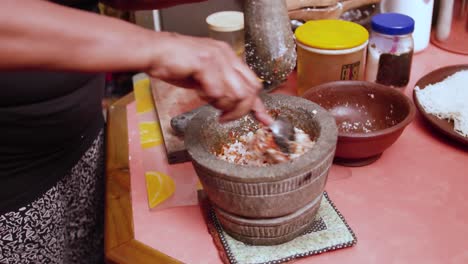 haciendo algo de idiyappam, un plato tradicional en sri lanka-4