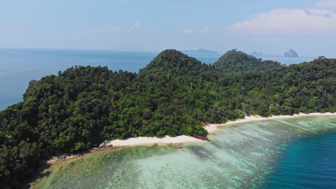vista aérea de drones de la laguna en la isla tropical del paraíso de koh kradan en tailandia