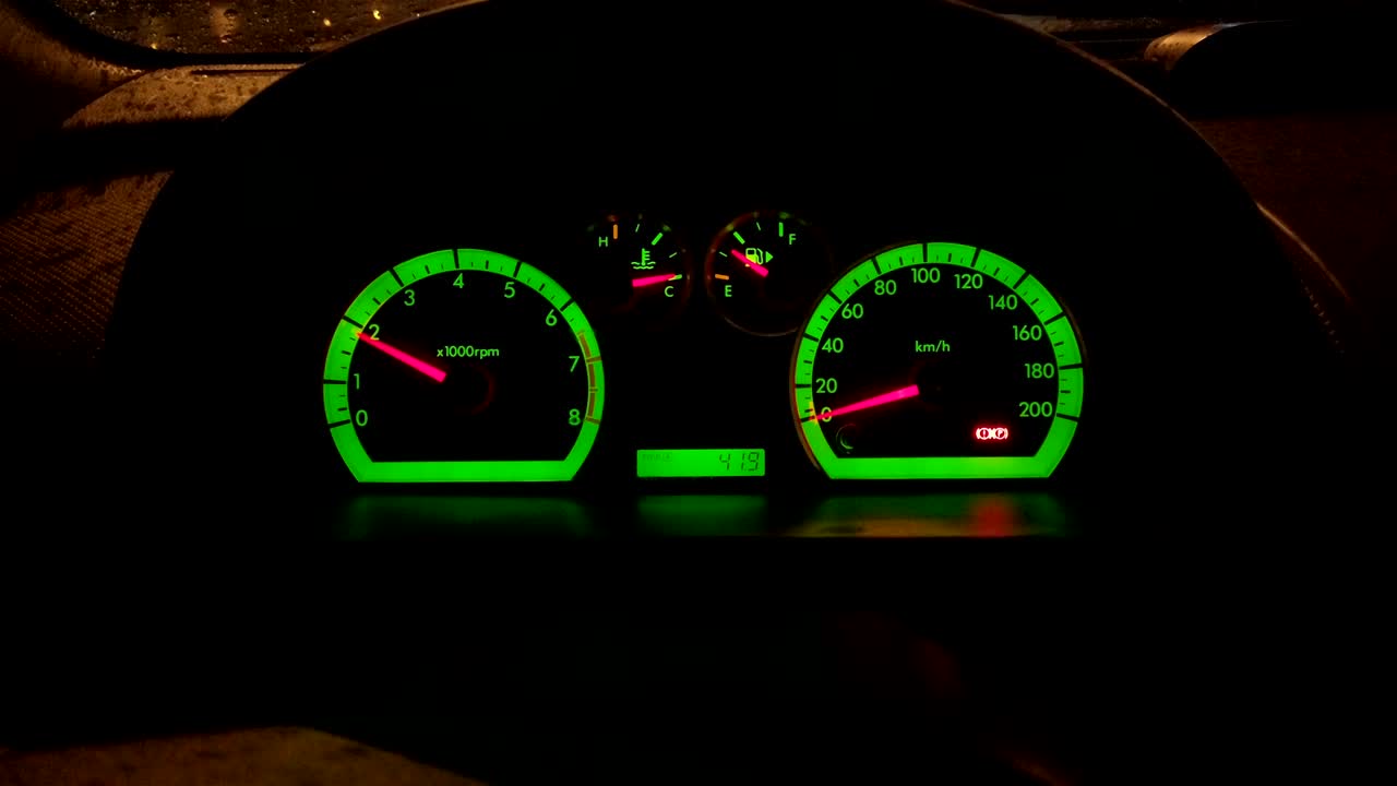acelerómetro de coche brillante por la noche