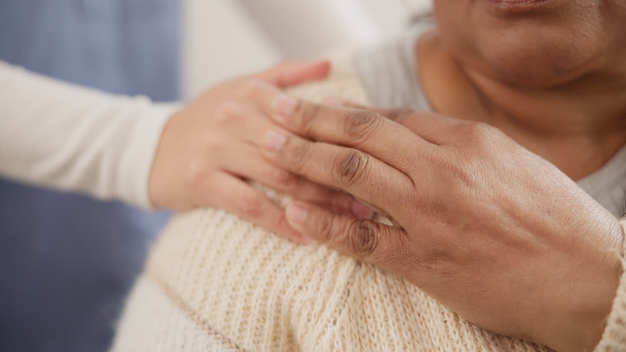 enfermera, tomándose de la mano y apoyando al paciente