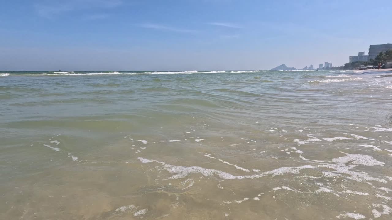 모래 해변 에 부히는 물결 의 순서