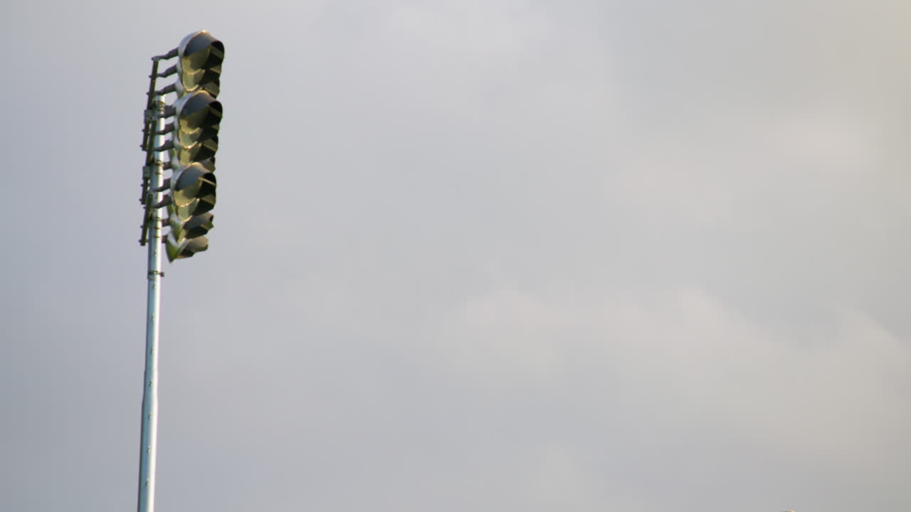 luces de inundación del estadio en un campo de fútbol