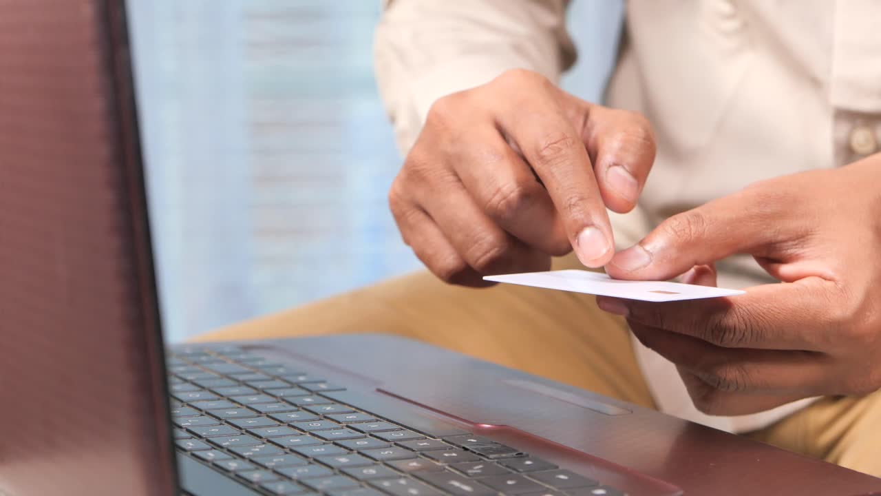 pessoa que paga online com cartão de crédito