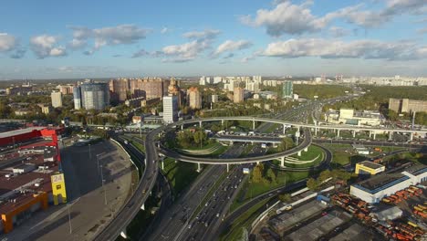 Vista-Aérea-De-Un-Intercambiador-De-Transporte-Circular