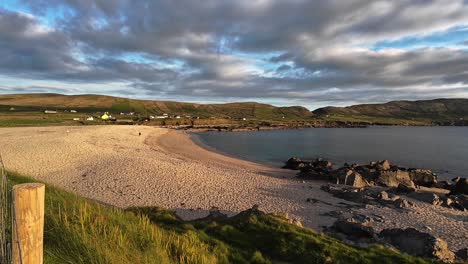 Irlanda-Lugares-épicos-Playa-Romántica-Al-Atardecer-A-Principios-De-Verano,-Allihies-West-Cork-Hermoso-Camino-Atlántico-Salvaje