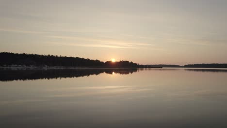 Puesta-De-Sol-En-El-Horizonte-Reflejo-Del-Agua,-Paisaje-Natural-De-Suecia