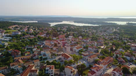 Diese-Faszinierende-Drohnenperspektive-Enthüllt-Den-Verborgenen-Charme-Der-üppigen-Vegetation-Der-Stadt-Und-Schafft-Eine-Außergewöhnliche-Landschaft,-Die-Ihnen-Den-Atem-Raubt