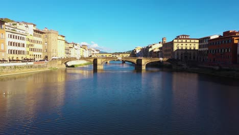 Vista-Aérea-Estática-Sobre-El-Río-Arno-Y-La-Ciudad-En-Un-Día-Soleado-En-Florencia-En-Italia-En-4k