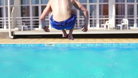 Rückansicht-Des-Jungen-Athletischen-Mannes-In-Badeshorts,-Der-Läuft-Und-Zum-Schwimmbad-Springt.-Aufnahme-In-Zeitlupe.