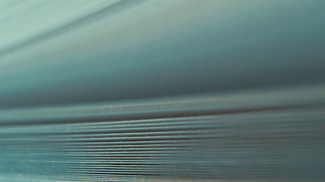 un macro de cerca de las páginas de un libro, escritura hebrea, iluminación de estudio cinematográfico, 120 fps, cámara lenta, full hd