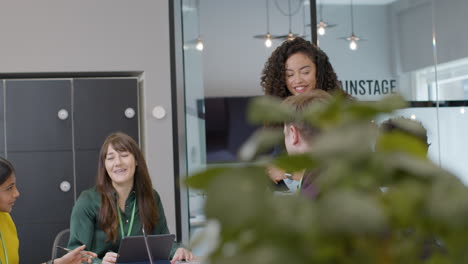 Businesswoman-Presenting-To-Group-Of-Business-Colleagues