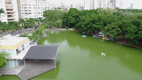 Drone-Vista-De-Volar-Sobre-El-Emblemático-Lago-Del-Parque-Mirador-De-Santo-Domingo