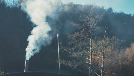 Humo-Blanco-Sale-De-La-Chimenea-De-La-Casa-En-El-Campo