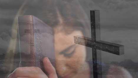 sosteniendo la biblia y orando, mujer sobre la cruz y las nubes animación