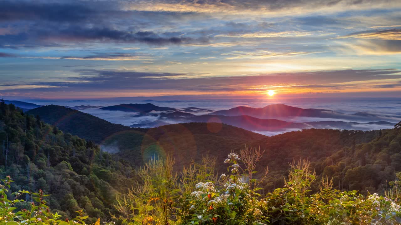 lapso de tempo majestoso do nascer do sol sobre as montanhas blue ridge em asheville